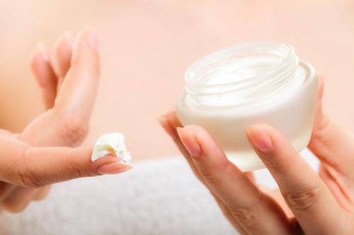 Sử dụng mỹ phẩm có chọn lọc để bảo vệ da