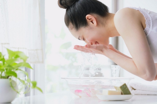 Rửa mặt đúng cách giúp da sạch và ngừa mụn